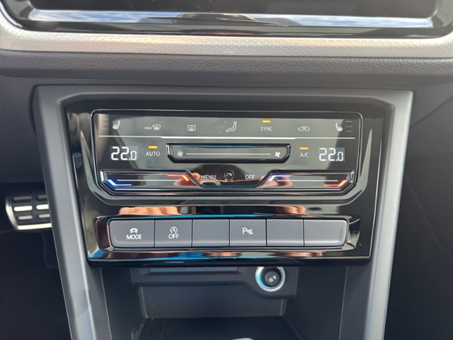 Touran MOVE 2.0 TDI DSG PANO NAVI APP-CON ACC DA