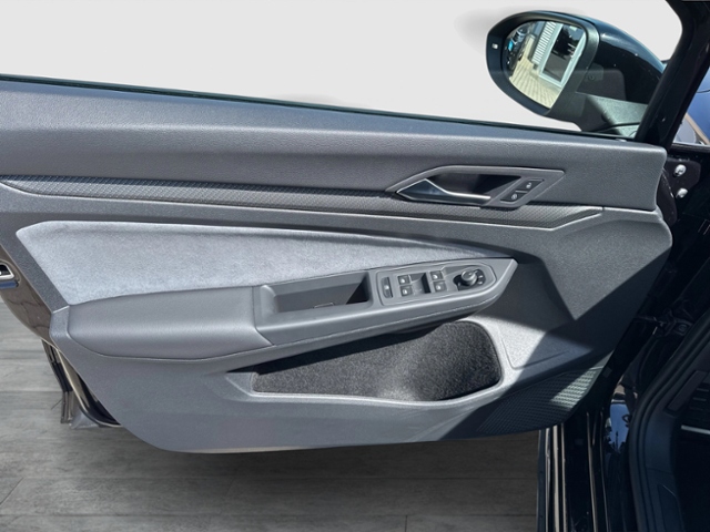 Golf VIII R-LINE 1.5 eTSI DSG PANO REAR VIEW MAT