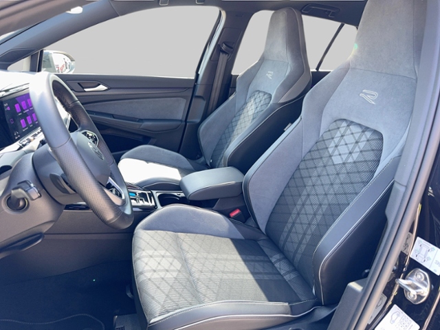 Golf VIII R-LINE 1.5 eTSI DSG PANO REAR VIEW MAT